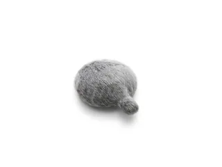 Petit Qoobo gris con su cubierta de pelo y cola robótica.