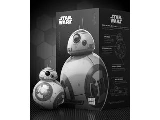Sphero BB-8 junto a su caja de Star Wars en una fotografía de producto en blanco y negro.