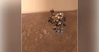 Autorretrato de Curiosity con sus seis ruedas sobre la superficie de Marte en Rock Hall.
