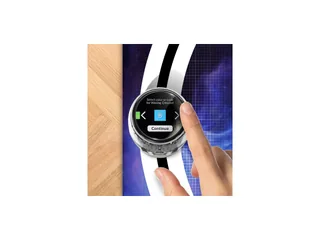 Una mano toca la pantalla circular de Ozobot Ari colocado sobre una pista de códigos de color