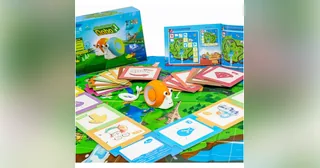 Caracol robótico Qobo naranja sobre el mapa con sus tarjetas de programación