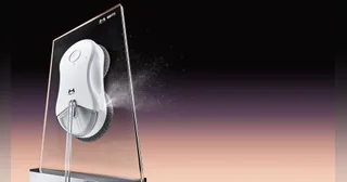 Render promocional oficial de HUTT DDC55 PRO completo sobre un panel de vidrio, con discos y cable visibles.
