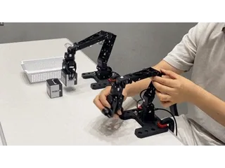 Sistema físico ROBOTIS OMX con líder y seguidor durante teleoperación