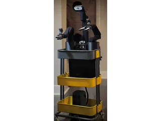 XLeRobot físico con dos brazos SO101, cámara y carrito móvil
