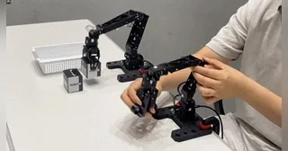 Sistema físico ROBOTIS OMX con líder y seguidor durante teleoperación