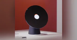 Fotograma del vídeo oficial de Samsung de Project Luna completo, con pantalla circular negra y base cónica azul sobre una encimera.