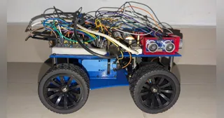 Fotografía de Encore V2 de su coche robot completo visto de lado, con estructura azul, cuatro ruedas y ultrasonidos.