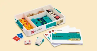 Caja abierta del kit LEGO Education Science 45621 con piezas, motor y mando