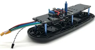 BlueBoat equipado con instrumentación en una fotografía oficial de Blue Robotics.