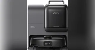 Eufy Omni E28 negro ante su estación, con el módulo quitamanchas portátil instalado en la parte superior