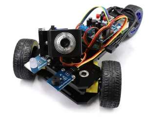 Freenove 3WD Robot Car montado con cámara sobre el chasis.