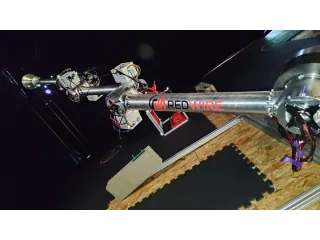 Prototipo del brazo espacial Manus de Redwire, con estructura metálica y cableado, extendido durante una prueba en laboratorio.