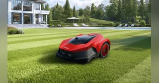 Render oficial provisional de un cortacésped iGarden L AWD en un jardín.