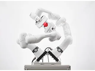 Dos brazos Franka Research 3 manipulan una pieza roja en una instalación de laboratorio