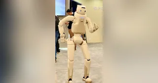 Fourier GR-3 físico frente a visitantes durante una demostración en CES