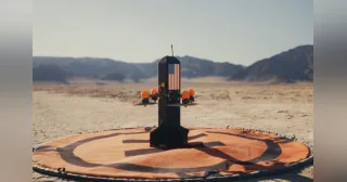 Prototipo del interceptor Bandit de Neros en posición vertical sobre una plataforma de pruebas en el desierto.