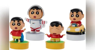 Fotografía oficial de cuatro variantes Mini Robot Shin chan sobre sus bases, con trajes y posturas diferentes.