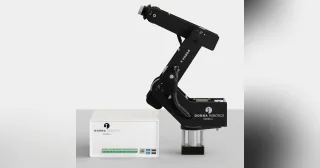 Imagen de producto de Dorna 2 Black de cuerpo entero junto a su controlador.