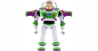 Fotografía oficial del robot Buzz Lightyear de Robosen de pie, con las alas desplegadas y el casco transparente, sobre fondo blanco.