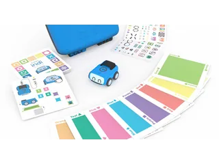 Imagen oficial de Sphero indi, el pequeño coche azul, junto a tarjetas de colores, retos y su estuche.