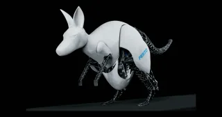 BionicKangaroo de Festo completo, con patas articuladas y cola visibles durante un salto.