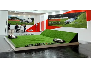 Dos cortacéspedes LUBA AWD de primera generación sobre la plataforma de césped del stand de Mammotion en spoga+gafa 2023, en una fotografía oficial de archivo.