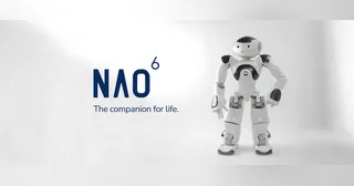 Humanoide NAO6 blanco en una imagen oficial de Maxtronics con articulaciones de brazos y piernas visibles.