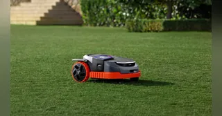 Navimow X3 completo sobre una franja de césped, en una imagen oficial.