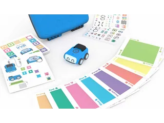 Imagen oficial de Sphero indi, el pequeño coche azul, junto a tarjetas de colores, retos y su estuche.