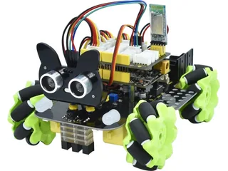 Robot Keyestudio KS0551 con cuatro ruedas mecanum de rodillos verdes y sensor ultrasónico frontal.