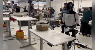 Demostración de Optimus de Tesla doblando una camiseta.