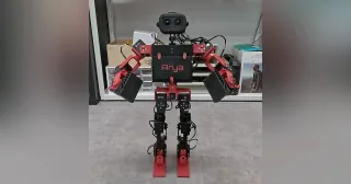 ToddlerBot de cuerpo entero, en un fotograma del vídeo oficial del proyecto.