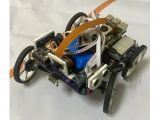 Fotografía de The Pythons de su coche robot completo, con placa estructural, cuatro ruedas y soporte elevado de cámara.