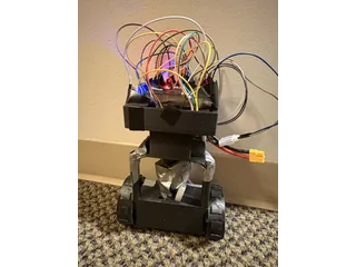 Fotografía de Amadeu Behrend del robot de equilibrio completo, con estructura negra vertical, dos ruedas y Raspberry Pi visible.
