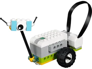 Milo construido con WeDo 2.0, con SmartHub blanco, ruedas negras y sensor frontal.