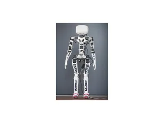 Poppy Humanoid blanco con piezas impresas en 3D y articulaciones visibles