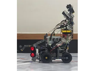 Fotografía de ShahroodRC de su coche robot completo, con chasis LEGO, cuatro ruedas y soporte de sensores; recorte de la fotografía original.