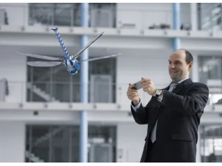 Fotografía oficial de BionicOpter en vuelo junto a su operador.