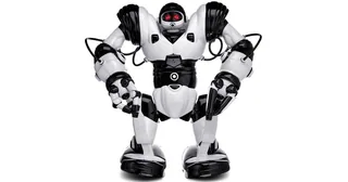 Robosapien X blanco y negro con grandes pies, brazos y pinzas.