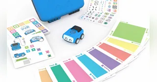 Imagen oficial de Sphero indi, el pequeño coche azul, junto a tarjetas de colores, retos y su estuche.