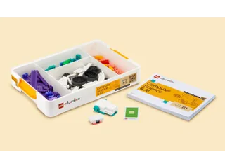 Caja abierta del kit LEGO Education Computer Science & AI 45521 con piezas y componentes