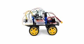 Fotografía de Vandelvira Engineers de su coche robot completo, con ruedas amarillas, chasis propio y sensores sobre el cuerpo.