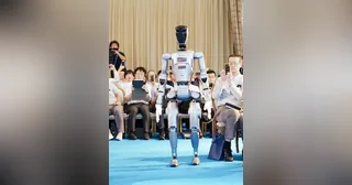 DOBOT Atom físico de cuerpo completo ante asistentes en la presentación de Nagoya