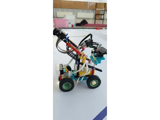 Fotografía de Controlled C.H.A.O.S. de su coche robot completo, construido con piezas SPIKE Prime y un soporte inclinado de percepción.