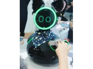 Fotografía recortada de una publicación de INDEMIND de Donutbot negro completo en una demostración de interacción en feria.