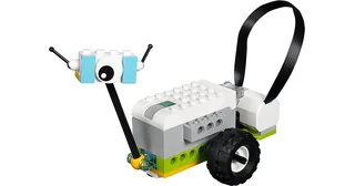Milo construido con WeDo 2.0, con SmartHub blanco, ruedas negras y sensor frontal.