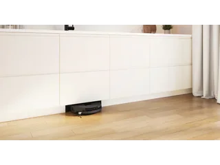 Render oficial de un robot Bosch saliendo por una abertura en el zócalo de una cocina, con la estación oculta en el mueble.