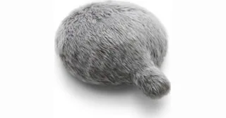 Petit Qoobo gris con su cubierta de pelo y cola robótica.