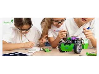 Fotografía oficial de una actividad educativa con el robot verde Q-Scout de Robobloq.