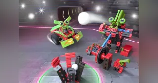 Montajes del kit Smart Robots Pro de fischertechnik en una escena de demostración.